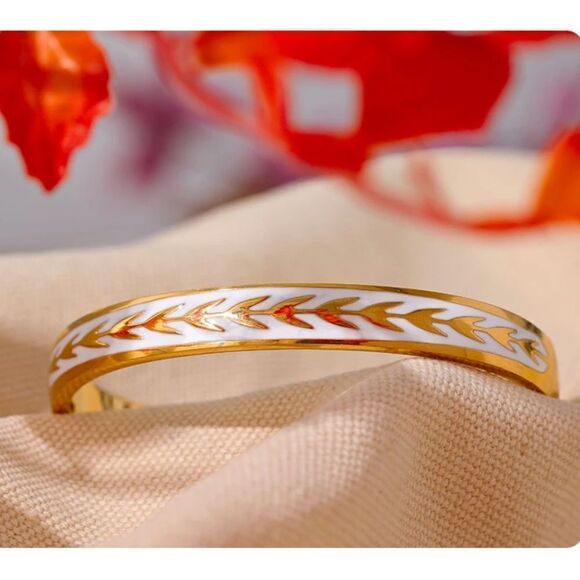 #45 Retro White Enamel Bangle Bracelet - Picture 6 of 9